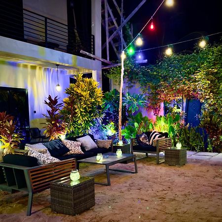 V Hotel In Паже Екстериор снимка