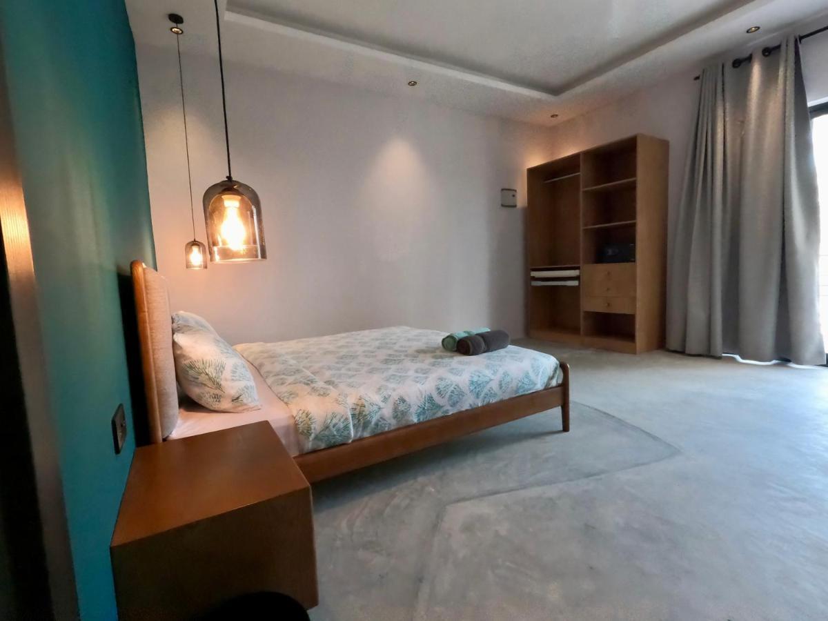 V Hotel In Паже Екстериор снимка