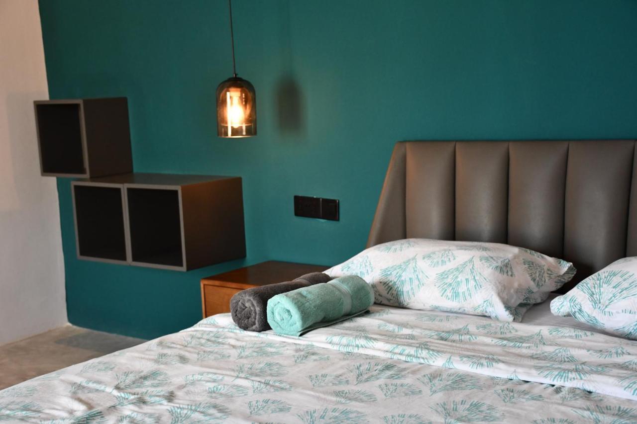 V Hotel In Паже Екстериор снимка
