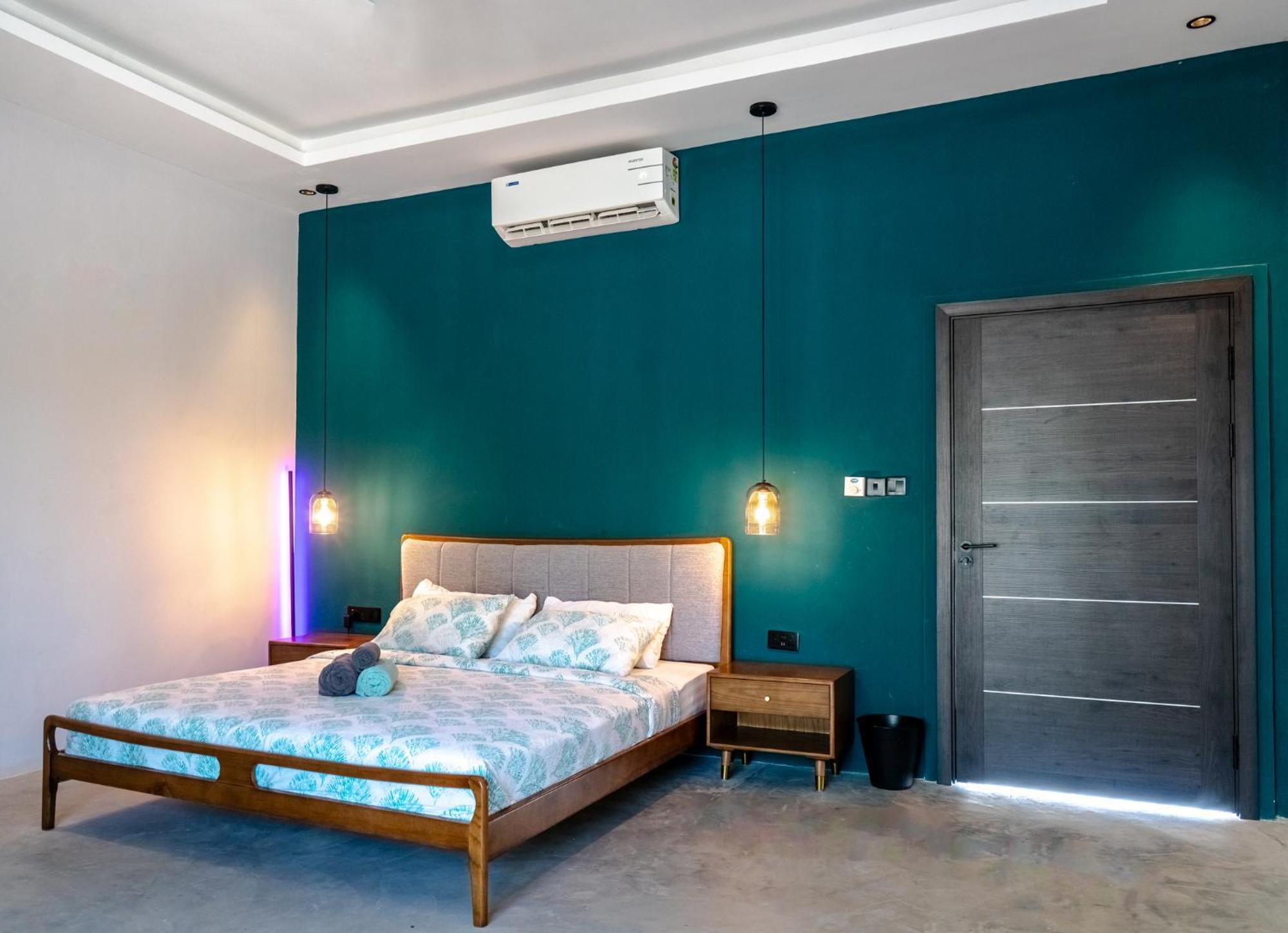 V Hotel In Паже Екстериор снимка