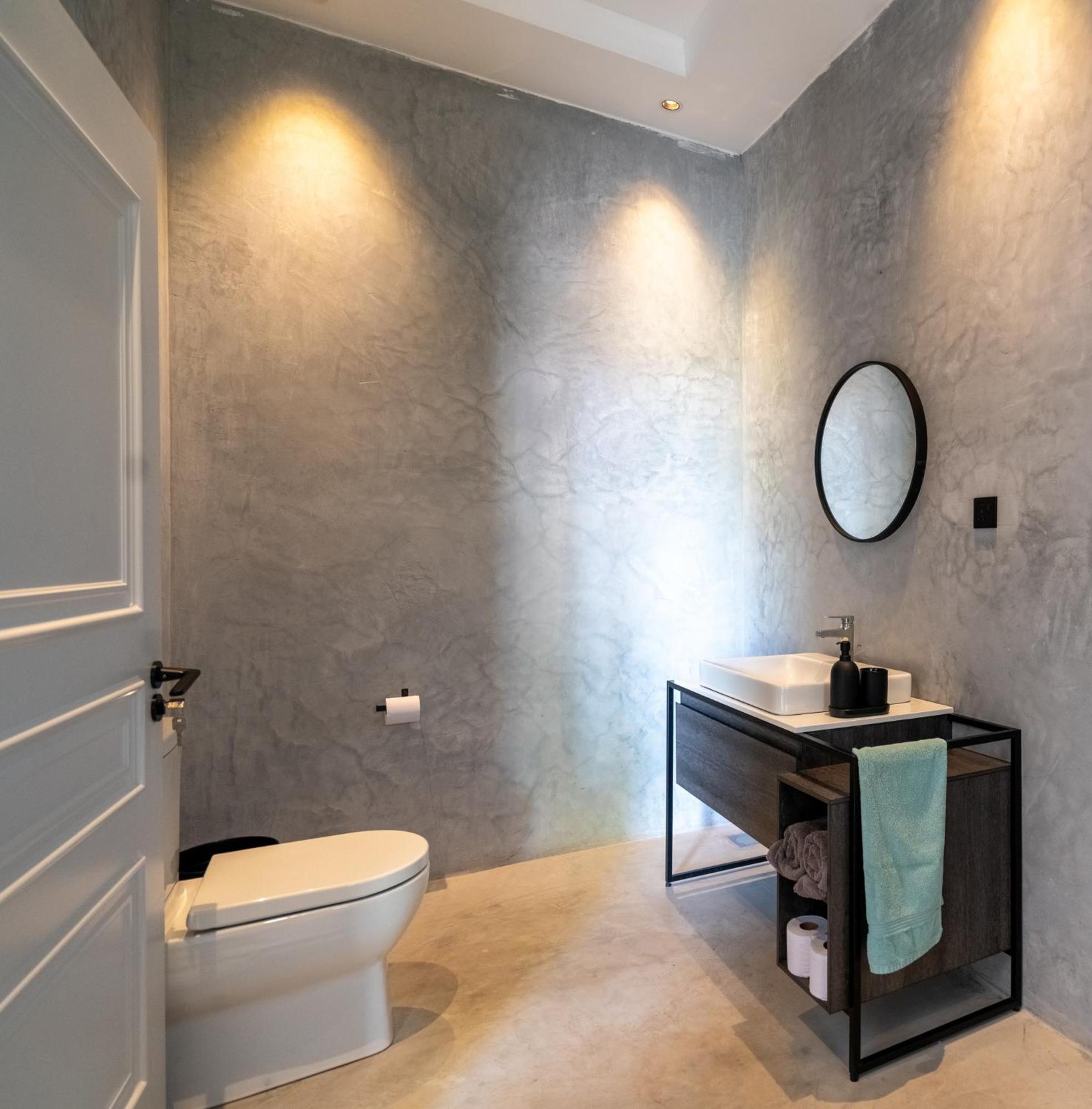 V Hotel In Паже Екстериор снимка