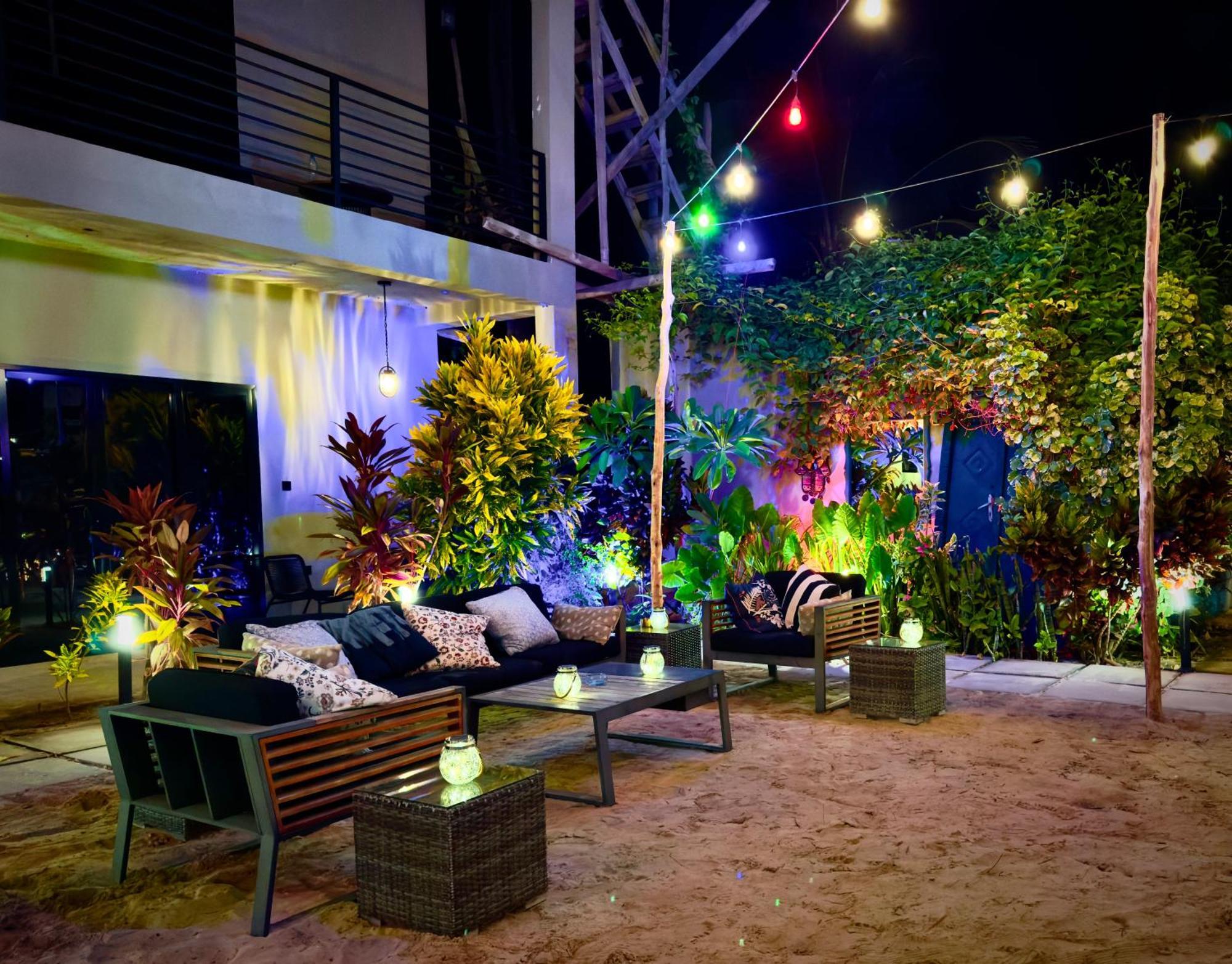 V Hotel In Паже Екстериор снимка