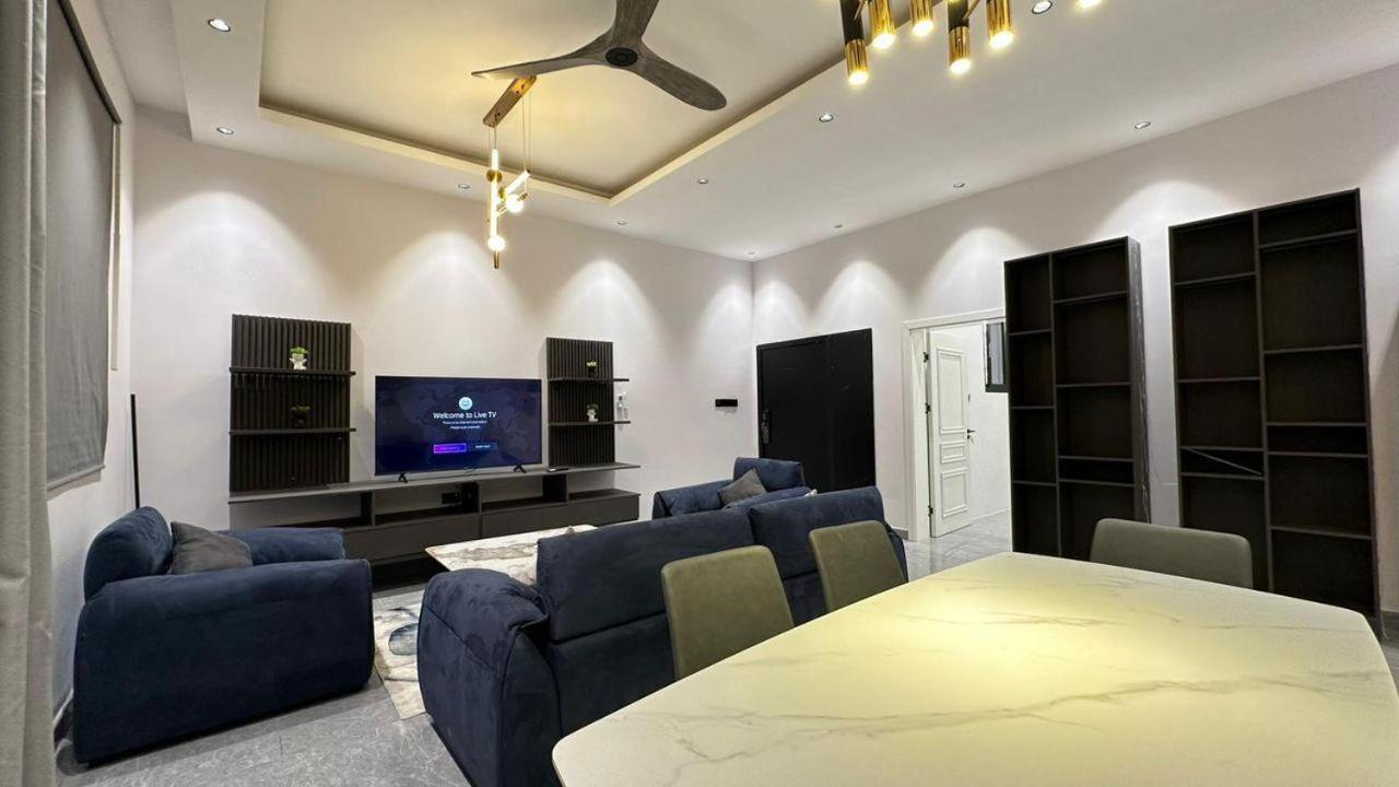 V Hotel In Паже Екстериор снимка
