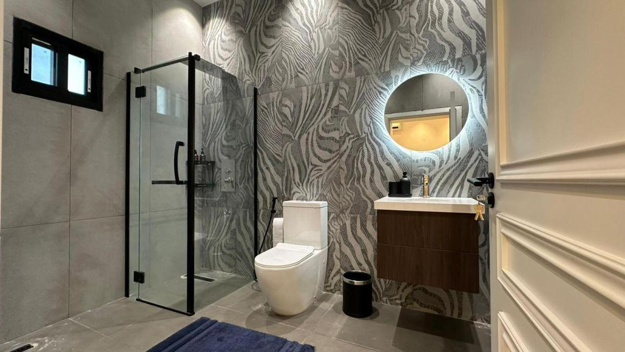 V Hotel In Паже Екстериор снимка