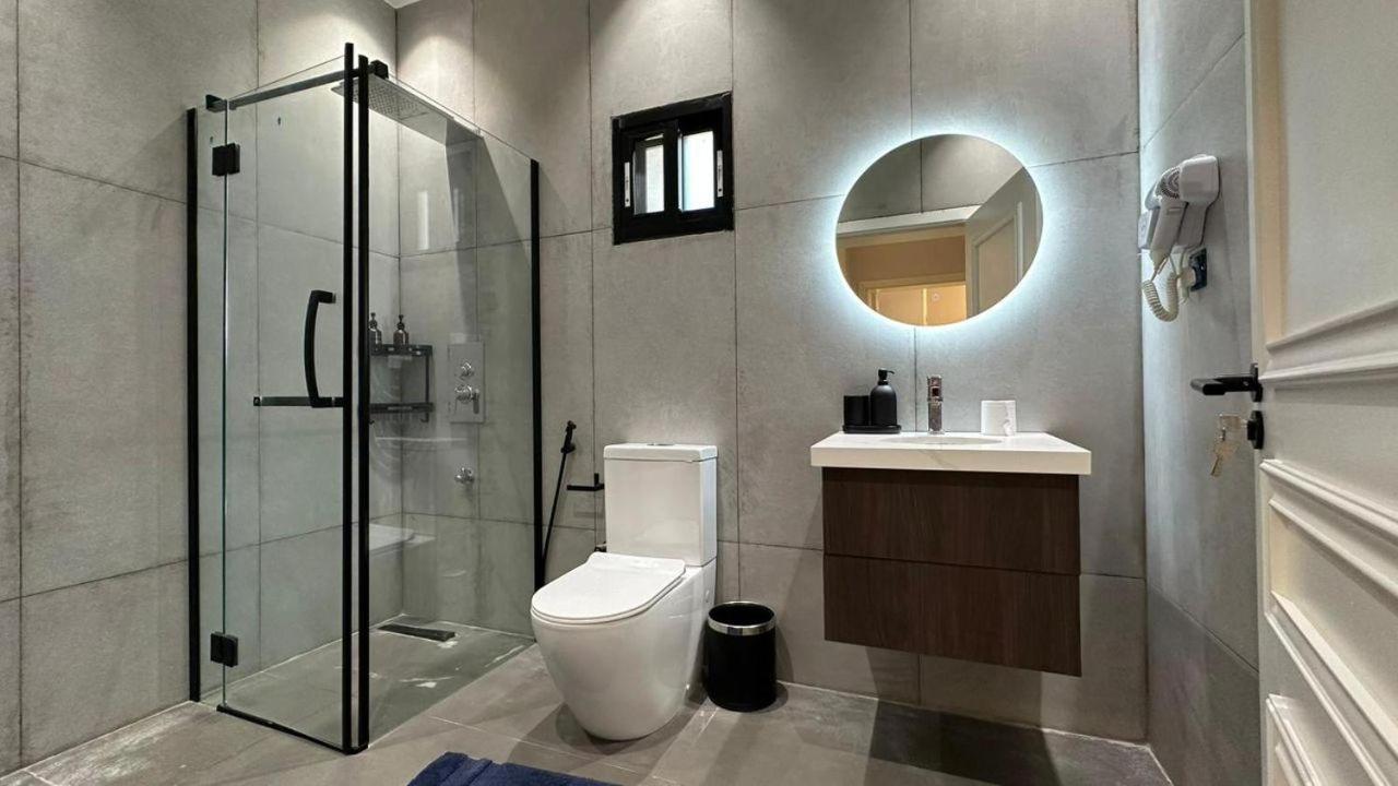 V Hotel In Паже Екстериор снимка